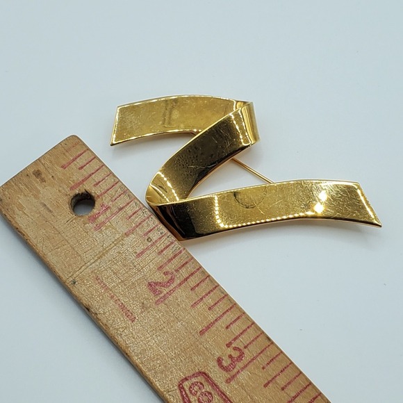 Vintage Monet Brooch‎ Ribbon Abstract Simple Gold Tone Womens Fashion Jewelry - Picture 7 of 8